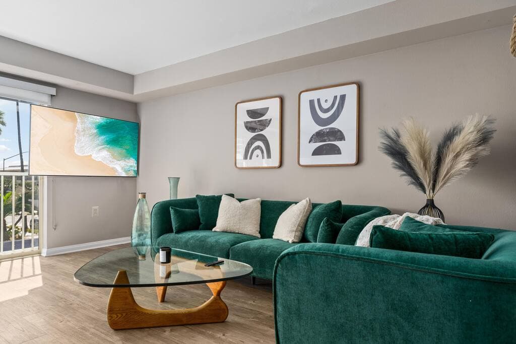 Ocean Views - Rooftop Pool 2BR Santa Monica - Image 3