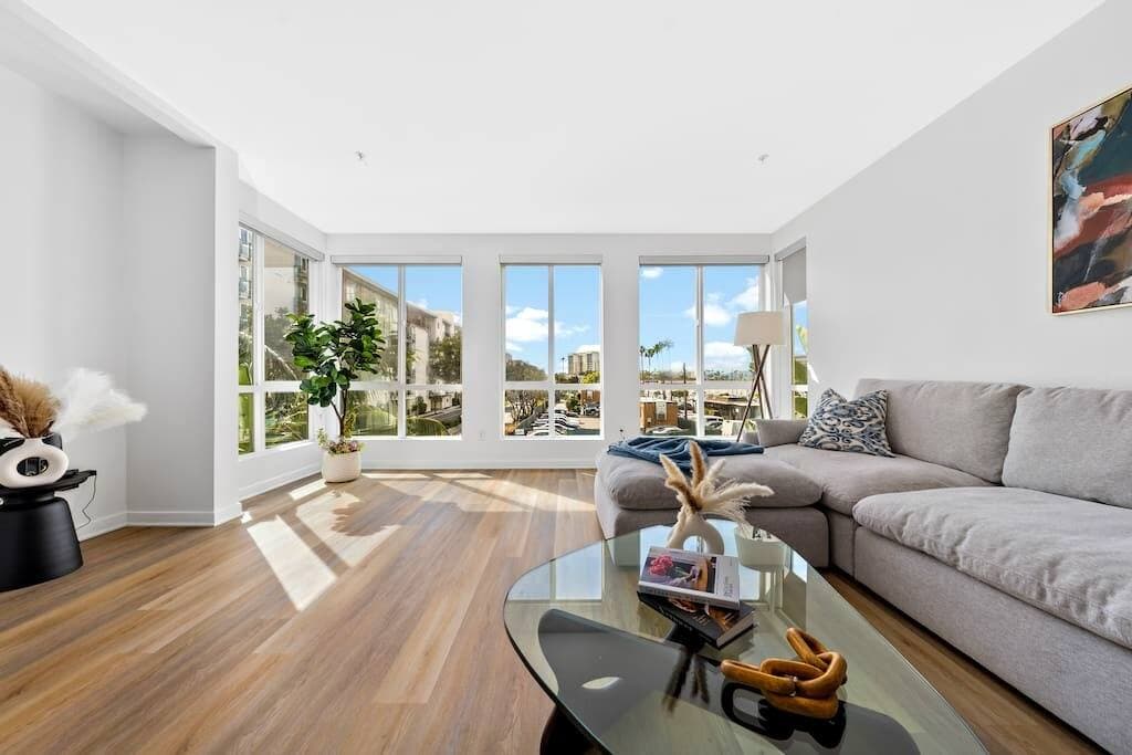 The Turquoise Lounge - Chic 2BR Beach view Pool, Sauna