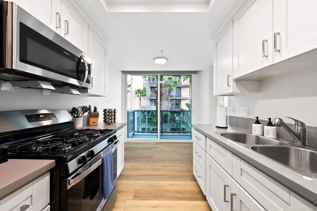 The Turquoise Lounge - Chic 2BR Beach view Pool, Sauna - Image 4