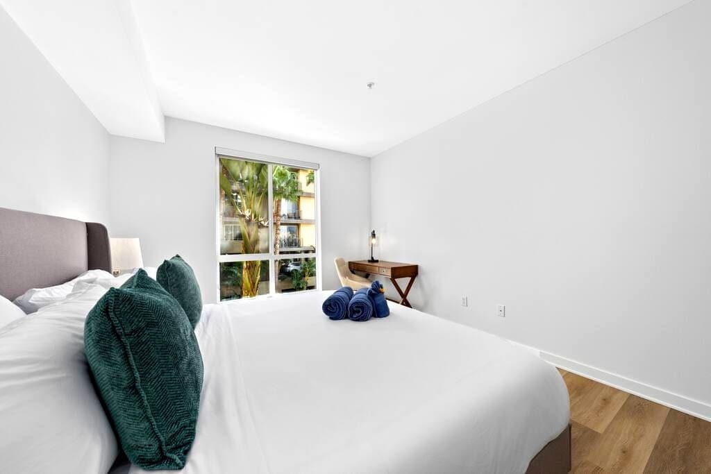 The Turquoise Lounge - Chic 2BR Beach view Pool, Sauna - Image 5