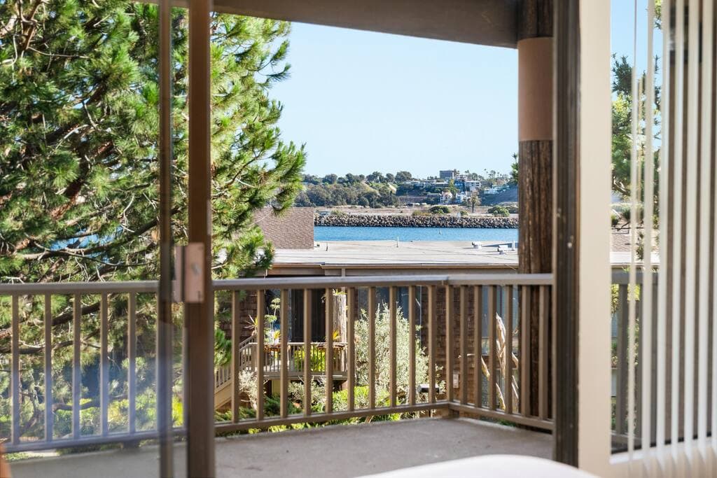 Onyx Oasis - Bold Marina 2BR Gem Indoor fireplace Water view - Image 2