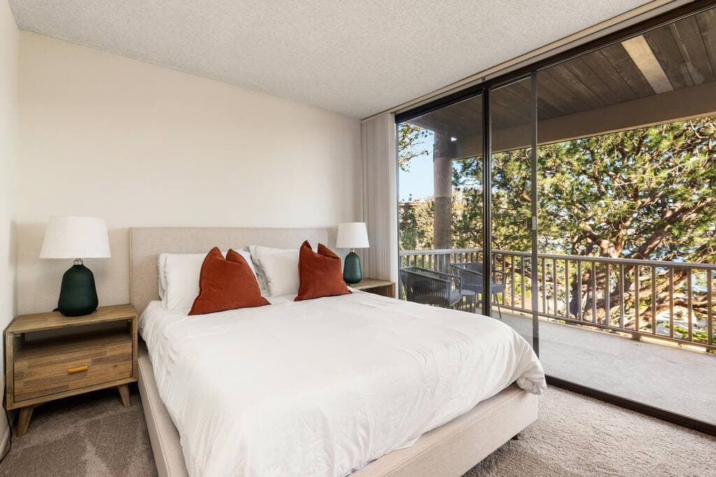 Onyx Oasis - Bold Marina 2BR Gem Indoor fireplace Water view - Image 4