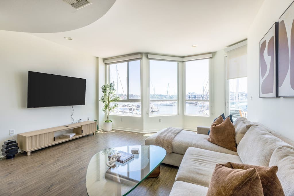 Panoramic Marina Views Boat Pool, Jacuzzi and Gym