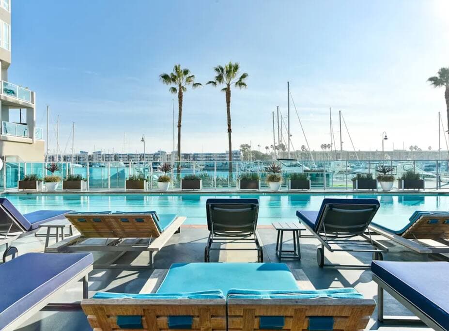 Panoramic Marina Views Boat Pool, Jacuzzi and Gym - Image 2