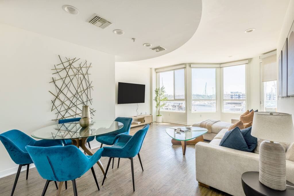 Panoramic Marina Views Boat Pool, Jacuzzi and Gym - Image 4