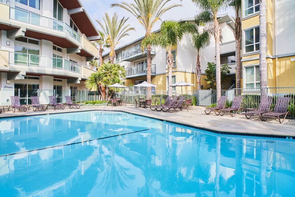 Smoky Quartz - Marina View Spacious 3BR near Yacht Club - Image 2