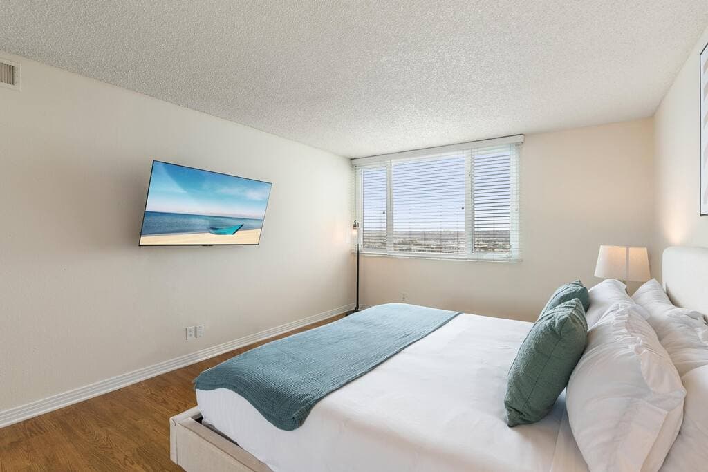 Smoky Quartz - Marina View Spacious 3BR near Yacht Club - Image 3