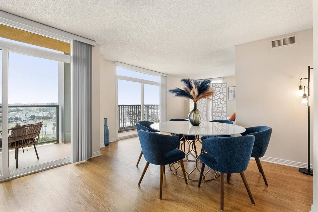 Smoky Quartz - Marina View Spacious 3BR near Yacht Club - Image 4