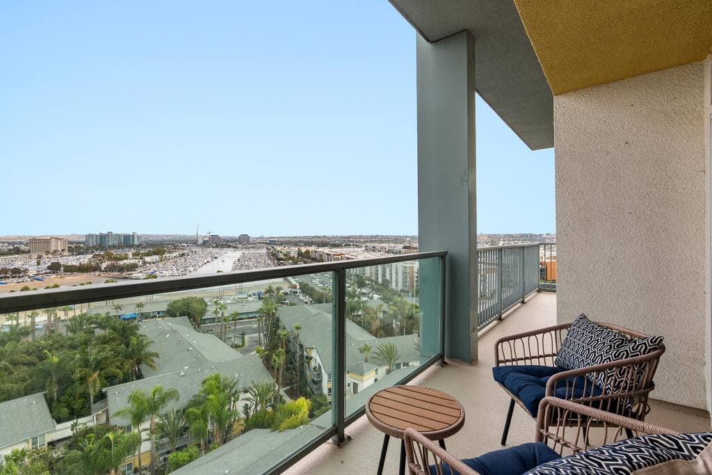 Smoky Quartz - Marina View Spacious 3BR near Yacht Club - Image 5