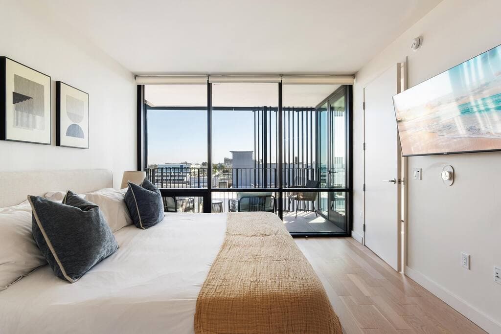 The Rose Quartz - Rooftop Pool, Gym Glamorous Santa Monica 2BR - Image 3