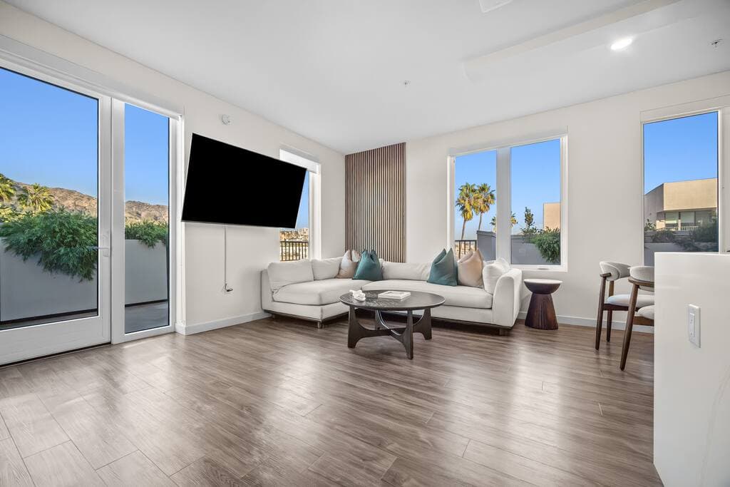 The Jade Hill Views - Penthouse - Pool, Gym, Balcony - Image 2