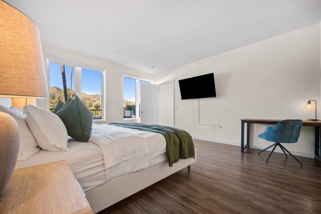 The Jade Hill Views - Penthouse - Pool, Gym, Balcony - Image 5