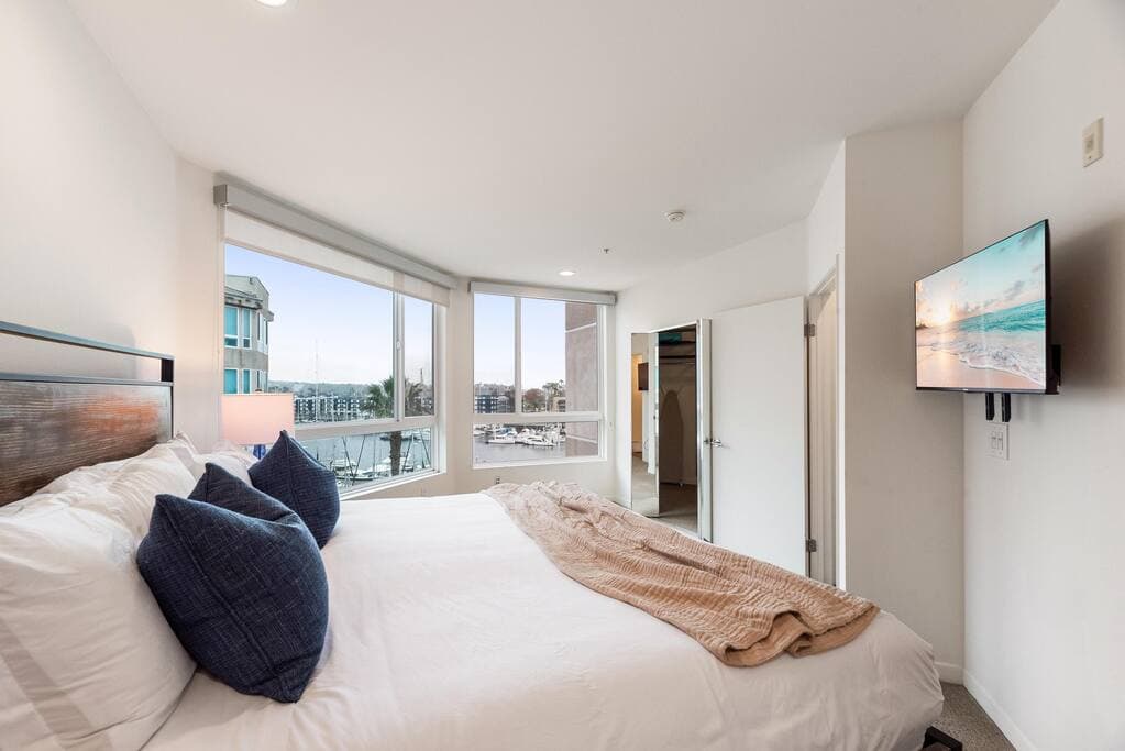 Opal Escape | Penthouse Marina vw Private Rooftop - Image 2