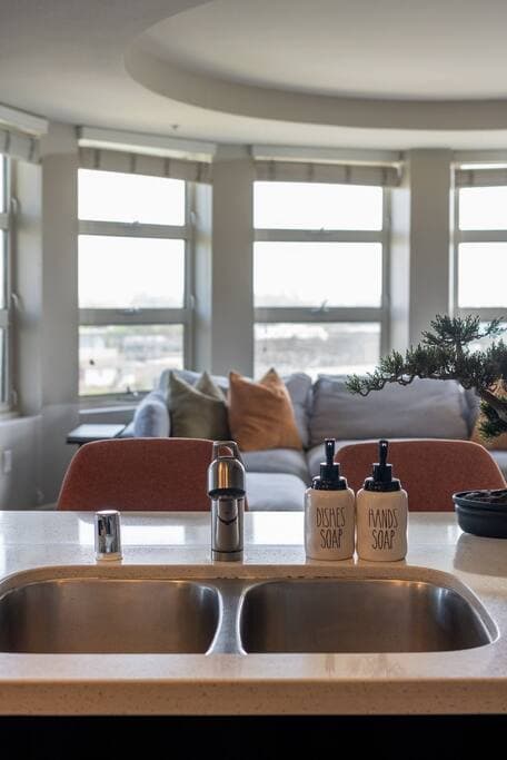 Blue Topaz Retreat - Spacious 3BR Gorgeous City views - Image 2