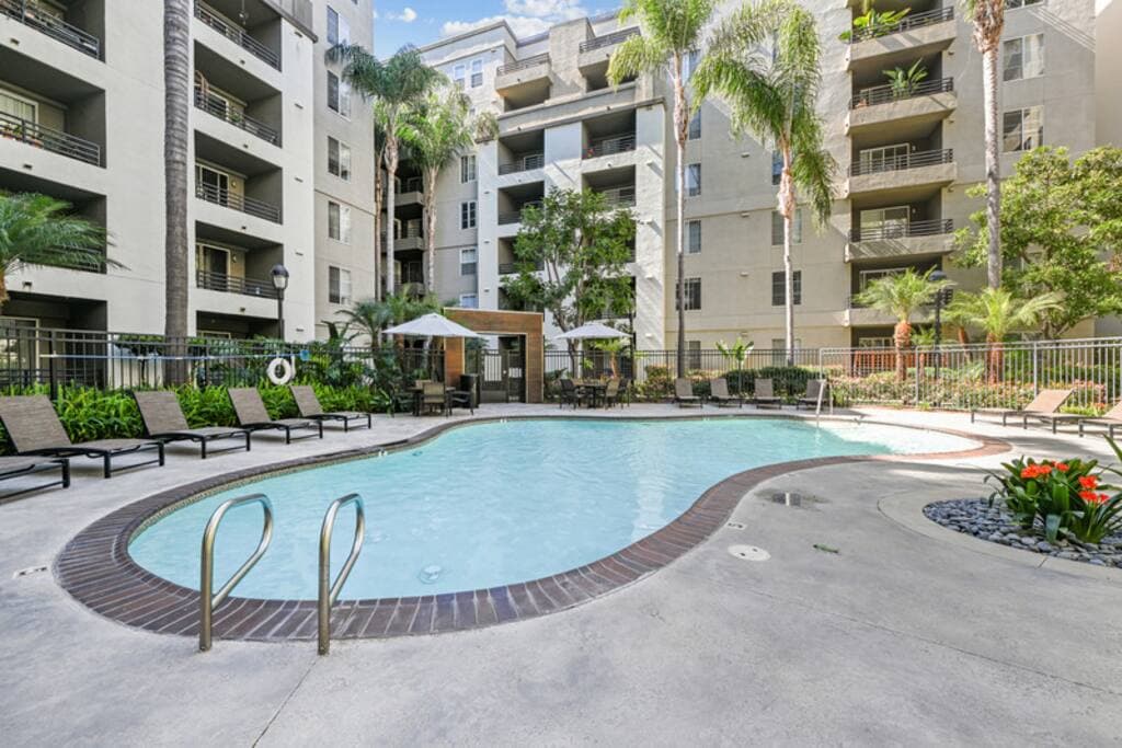 Blue Topaz Retreat - Spacious 3BR Gorgeous City views - Image 3