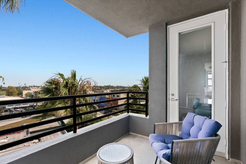 Blue Topaz Retreat - Spacious 3BR Gorgeous City views - Image 4