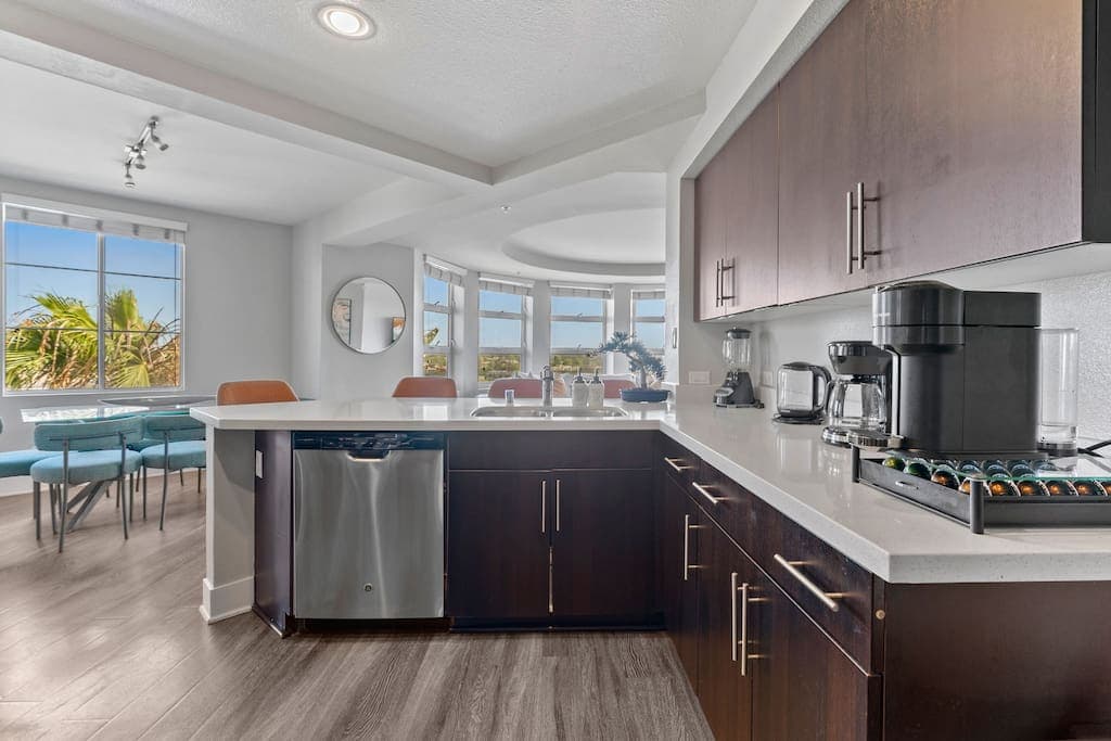 Blue Topaz Retreat - Spacious 3BR Gorgeous City views - Image 5