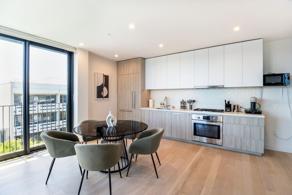 The Pearl Coast - Rooftop Pool, Gym Luxurious 2BR Santa Monica - Image 3