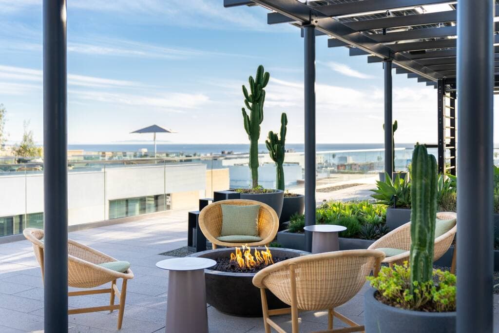 The Pearl Coast - Rooftop Pool, Gym Luxurious 2BR Santa Monica - Image 4