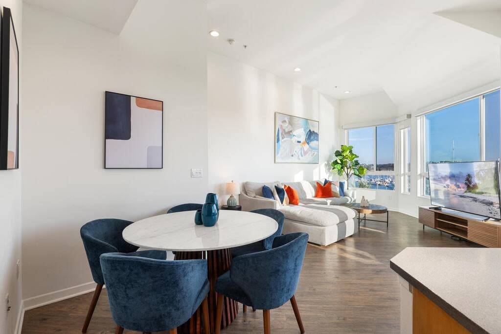 Exquisite 3Level Penthouse with a Secluded Rooftop - Image 3