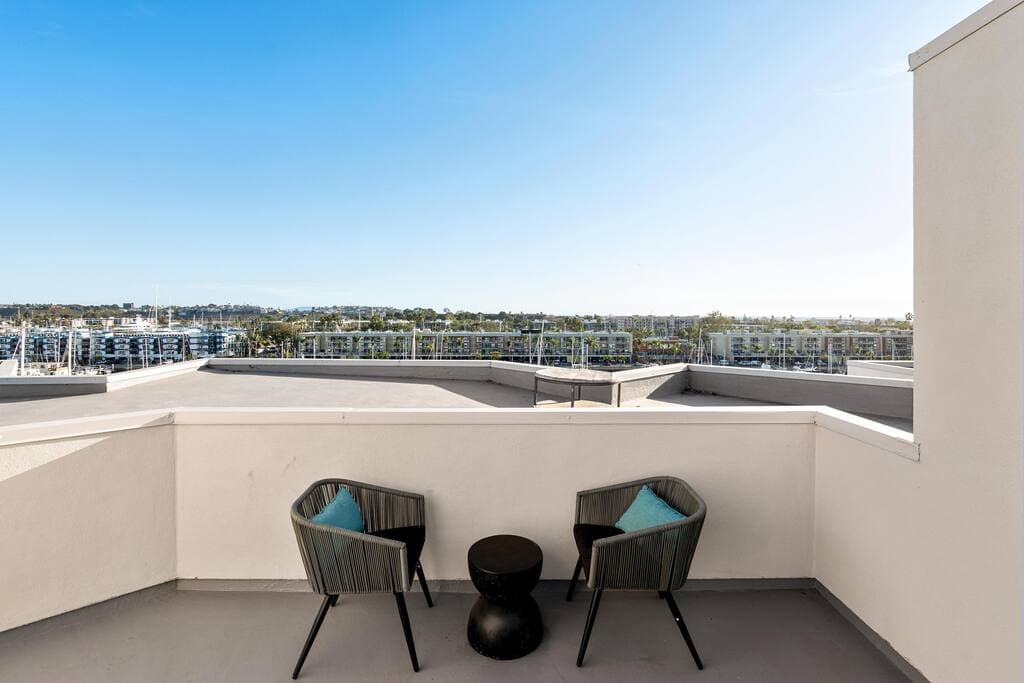 Exquisite 3Level Penthouse with a Secluded Rooftop - Image 4