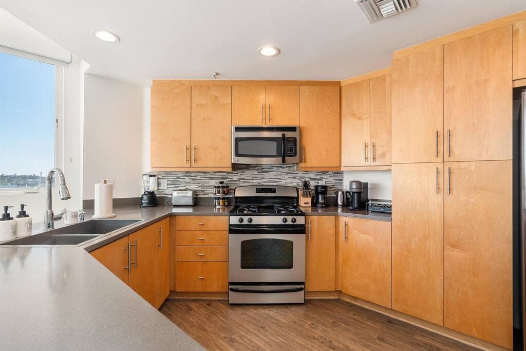 Exquisite 3Level Penthouse with a Secluded Rooftop - Image 5