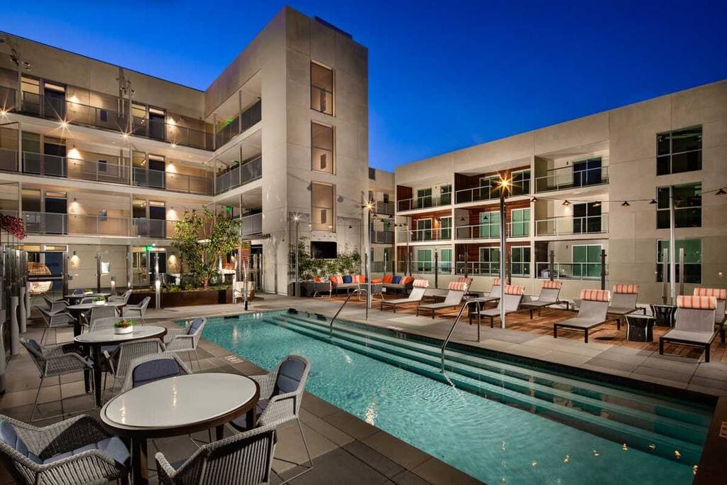 Luxury Penthouse 2-BR - with Pool & Gym Access - Image 2