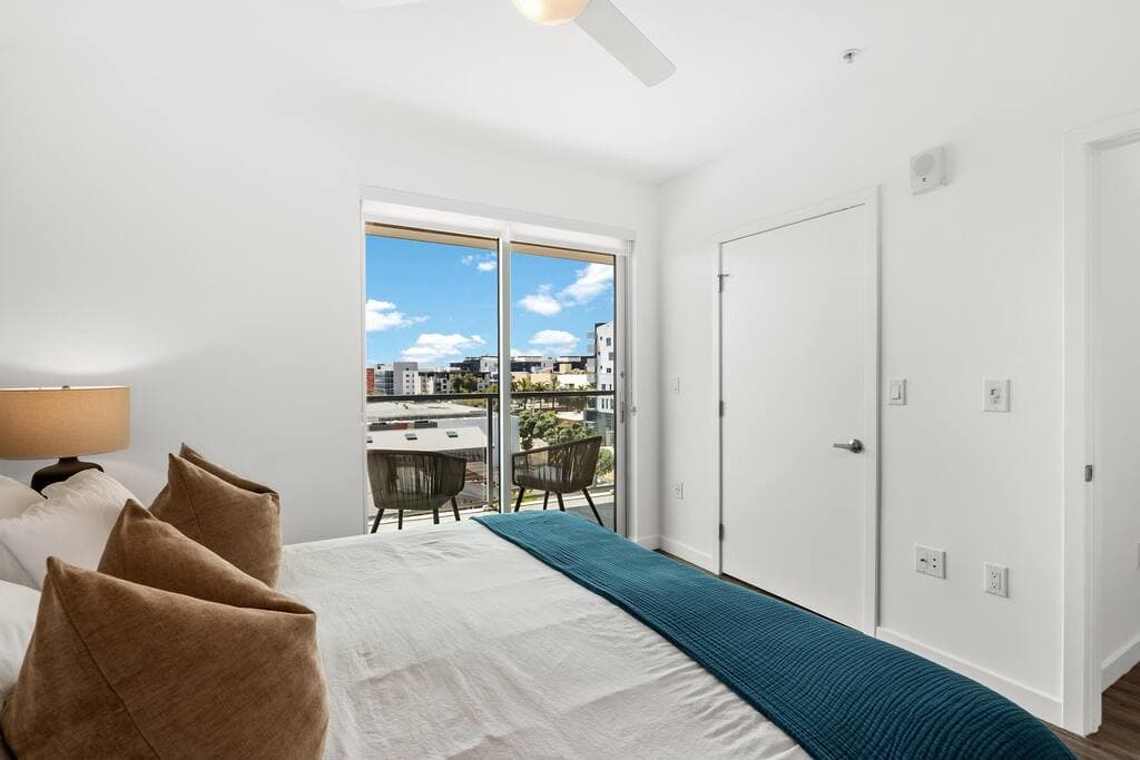 Luxury Penthouse 2-BR - with Pool & Gym Access - Image 3