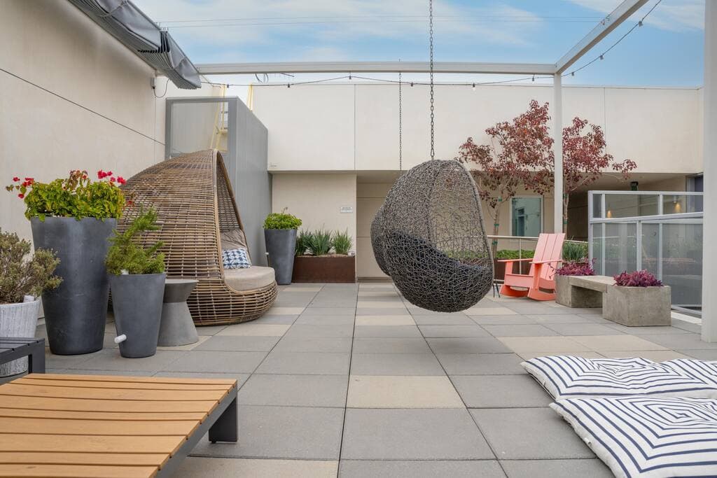 Luxury Penthouse 2-BR - with Pool & Gym Access - Image 4