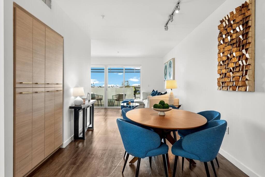 Luxury Penthouse 2-BR - with Pool & Gym Access - Image 5