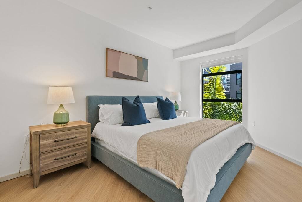 Emerald Ridge - Luxe Hollywood Walk of Fame - Image 2