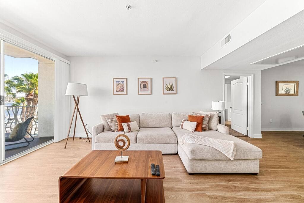 Stylish 2BR with Marina Views & Pool - Image 2