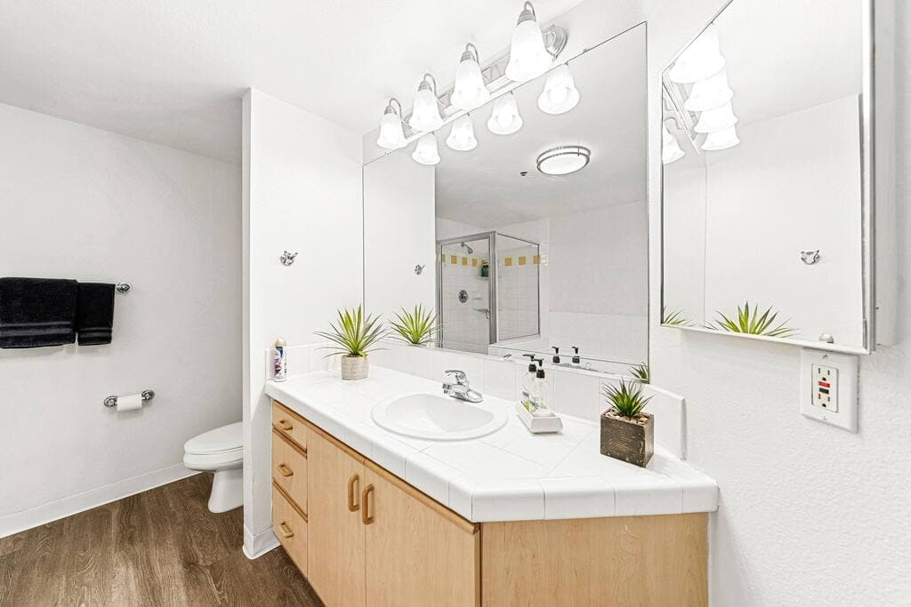 Stylish 2BR with Marina Views & Pool - Image 4