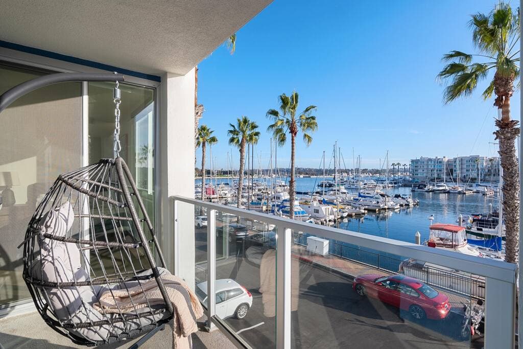 Waterfront Full Marina View Pool Jacuzzi Gym - Image 2