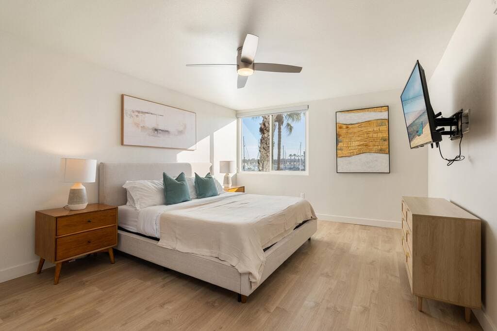 Waterfront Full Marina View Pool Jacuzzi Gym - Image 3