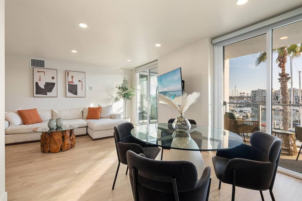 Waterfront Full Marina View Pool Jacuzzi Gym - Image 5