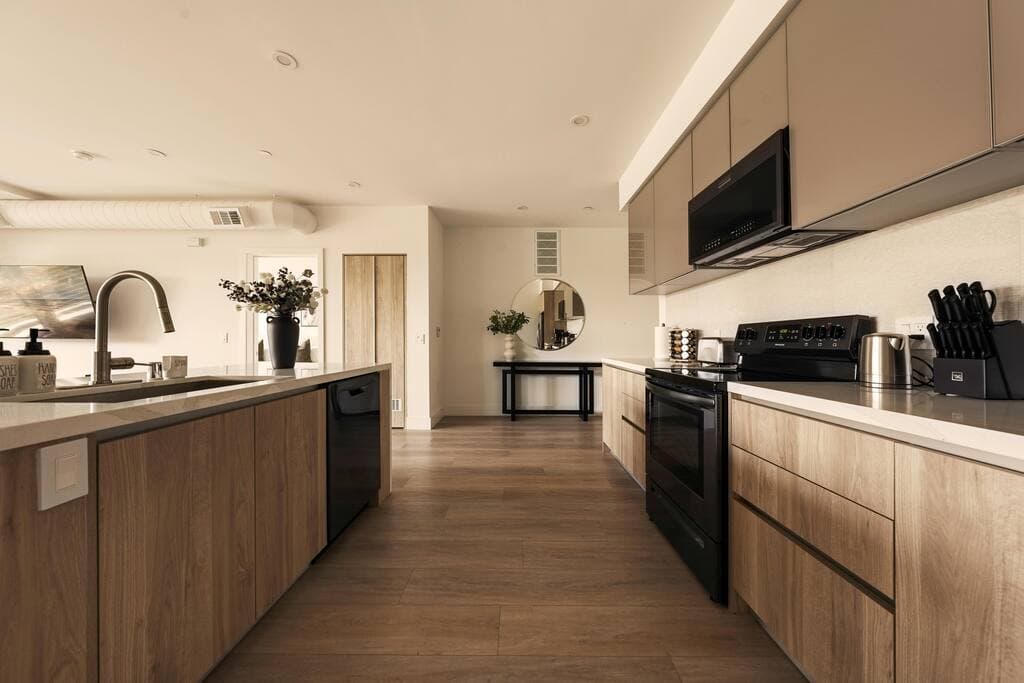 Indulge in Coastal Luxury Stunning 3BR Ocean Views - Image 4