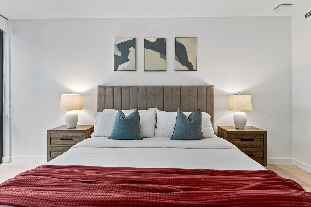 Pearl Coast | Modern 2BR w/ Rooftop Pool & Views - Image 3