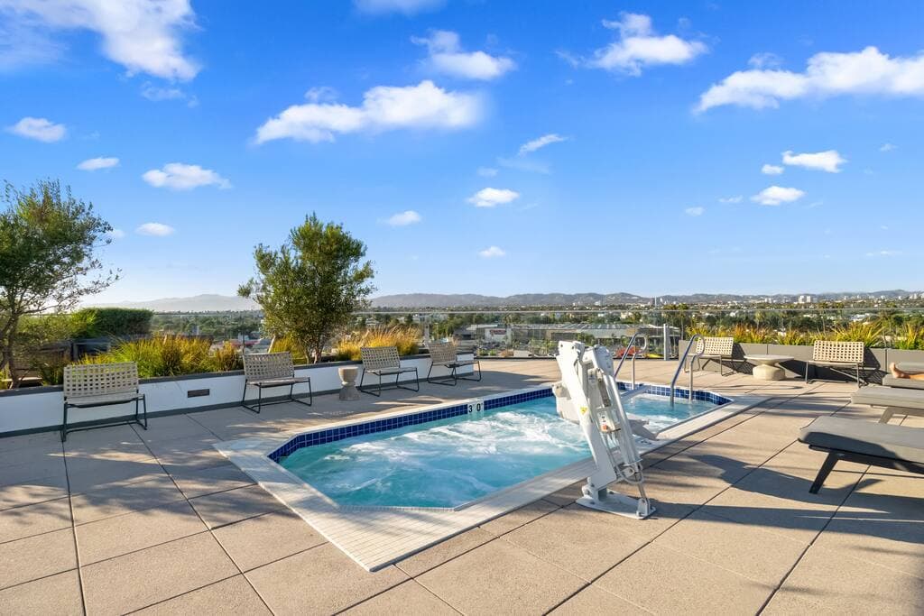 Penthouse Private Room With Ensuite Bathroom, Pool - Image 2