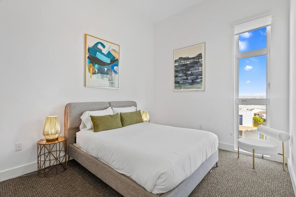 Penthouse Private Room With Ensuite Bathroom, Pool - Image 3