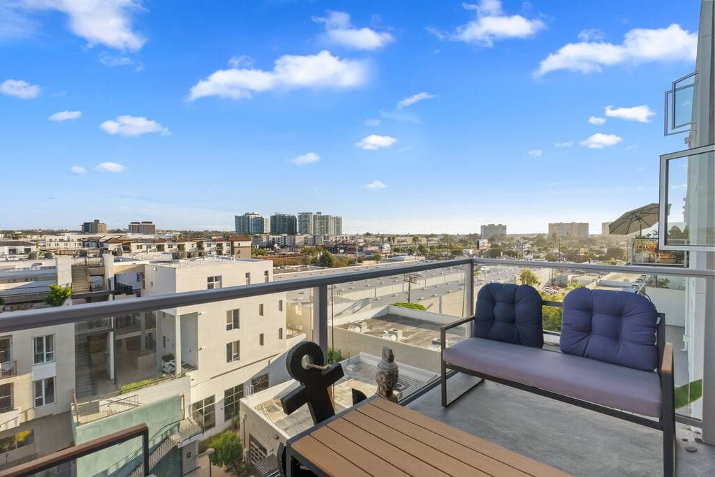 Penthouse Private Room With Ensuite Bathroom, Pool - Image 5