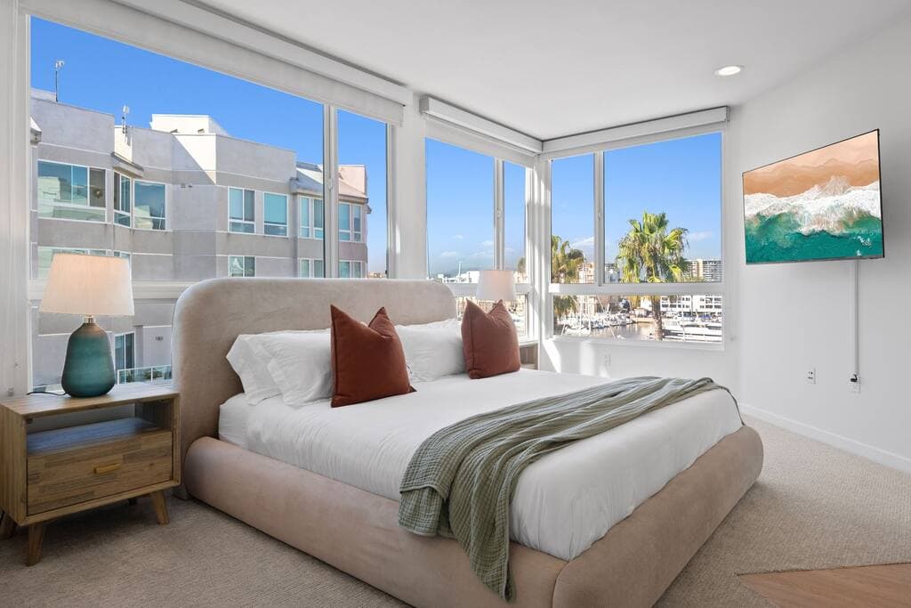 Waterfront Penthouse | Marina Views + Rooftop - Image 2