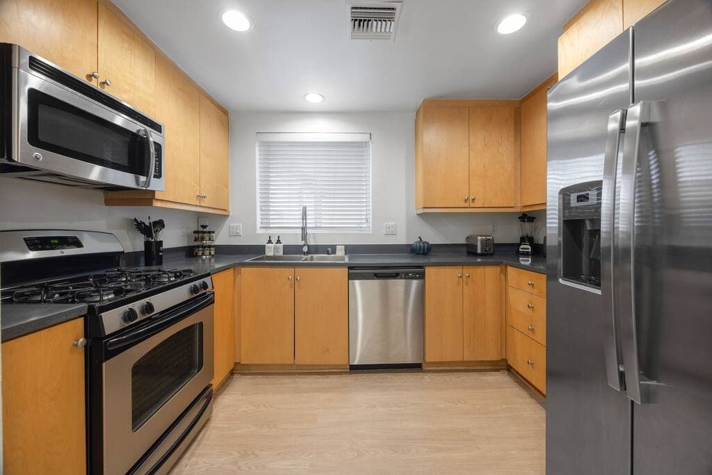 Waterfront Penthouse | Marina Views + Rooftop - Image 3