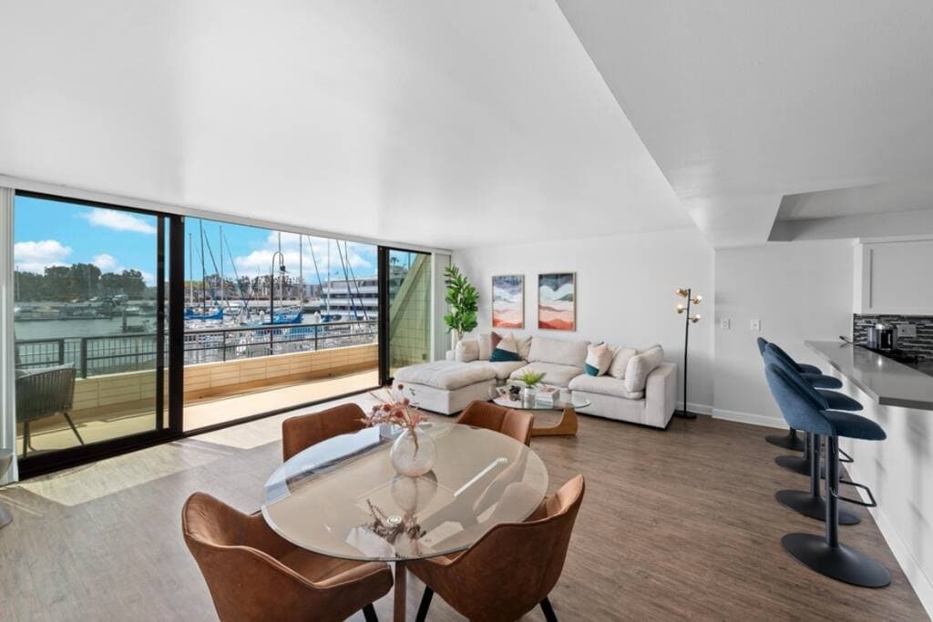 Vues sur Marina 2 CH | Balcon • Vues • Parking