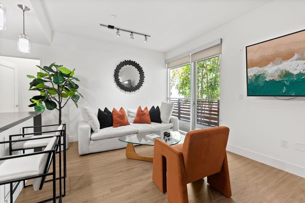 Upscale 2BR SM - Walkable, Modern, Luxe Amenities