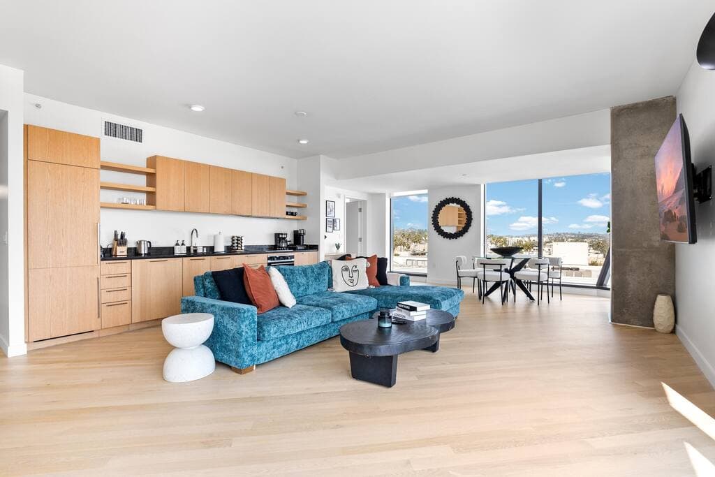 Rooftop Pool Modern 2BR/2BA Gym, Panoramic Views