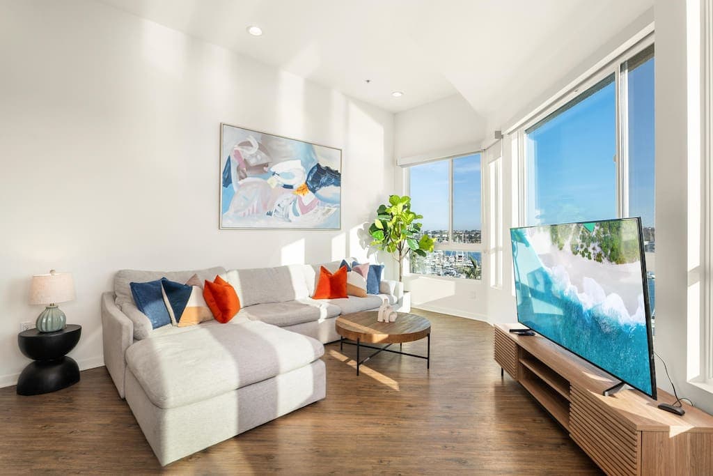 Exquisite 3Level Penthouse with a Secluded Rooftop