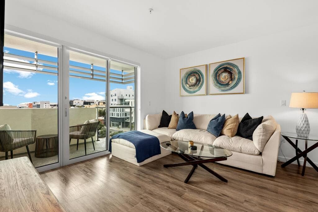 Luxury Penthouse 2-BR - with Pool & Gym Access