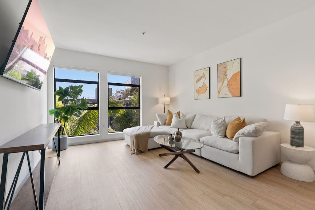 Emerald Ridge - Luxe Hollywood Walk of Fame