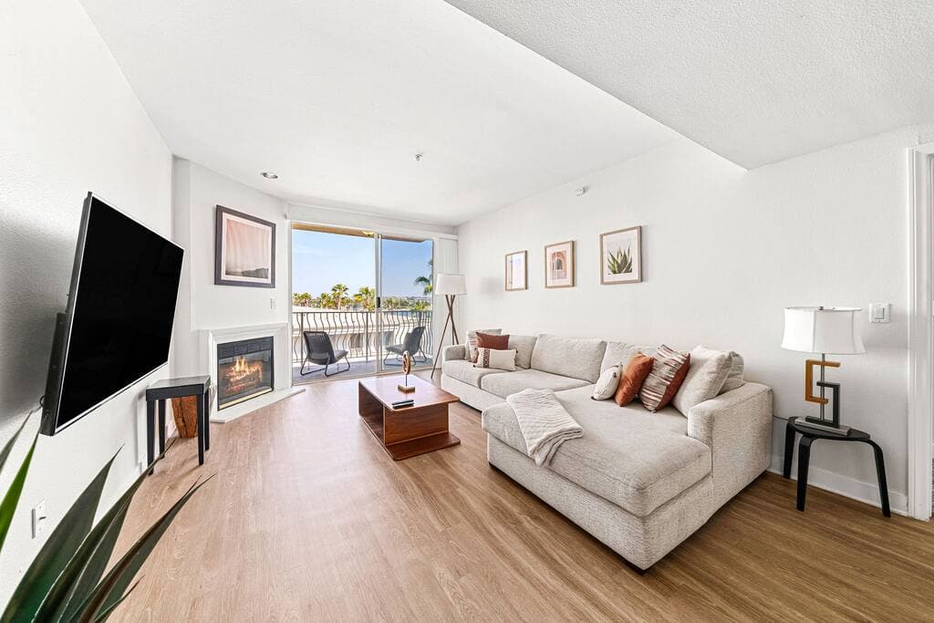 Stylish 2BR with Marina Views & Pool